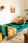 3-osobowa sofa do salonu rozkładana z funkcją spania z zielonego aksamitu na metalowych nóżkach