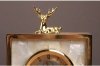Kwadratowy zegar stołowy stojący na biurko z dekoracyjną figurką jelenia