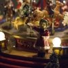 Piękna dekoracyjna karuzela miasteczko świąteczne figurki
