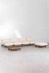 zestaw ogrodowy Brina –SKLUM - drewniana sofa modułowa z pufą i stolikiem kawowym – kremowe poduszki, drewno akacjowe – Bellissima Casa
