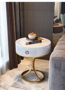 Marmurkowy stolik kawowy Ying na złotym stelażu ryflowany z szufladą 