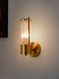 Nowoczesna lampa ścienna kinkiet złoty Pilar z kryształowym kloszem do salonu gabinetu sypialni
