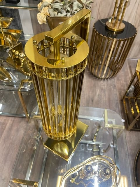 Wytworna lampa stołowa TOWER stojąca z metalu i kryształu o cylindrycznym kształcie glamour złota