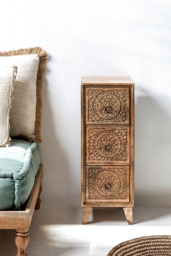 Komoda z drewna mango Utara z ręcznie rzeźbionymi wzorami w stylu boho.