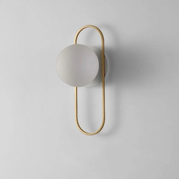 Loop lampa ścienna kinkiet złoty ze szklanym mlecznym kloszem