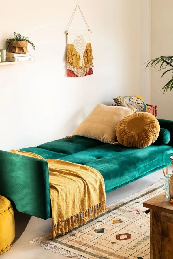 3-osobowa sofa do salonu rozkładana z funkcją spania z zielonego aksamitu na metalowych nóżkach