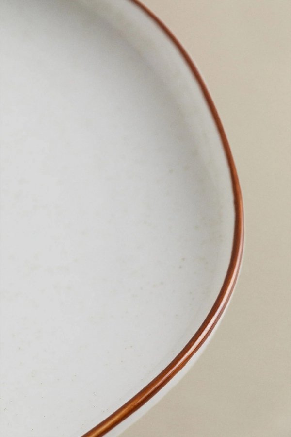 Zestaw 4 płaskich talerzy Bremen z porcelany w pastelowych kolorach i stylu boho, o nieregularnych kształtach. Idealny do nowoczesnych i naturalnych aranżacji stołu.