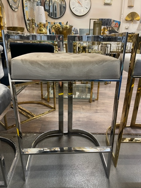 Wytworne krzesło barowe VICTORIA tapicerowany hoker srebrny 80 cm