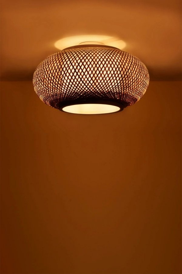 lampa sufitowa w stylu boho z naturalnego rattanu SKLUM – ażurowy klosz, montaż natynkowy – Bellissima Casa