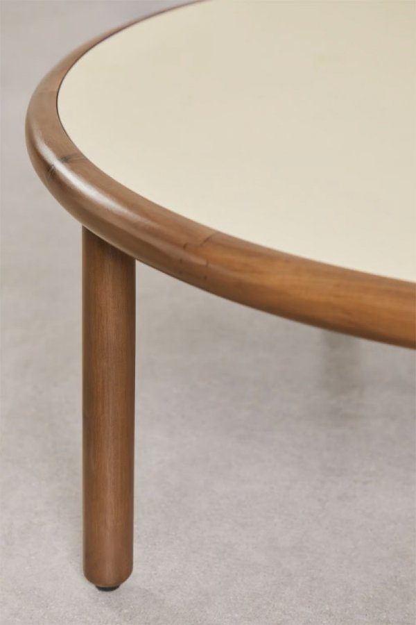 Zestaw wypoczynkowy Olivia z 2 fotelami i 2 stolikami kawowymi z drewna akacjowego w aranżacji salonu SKLUM