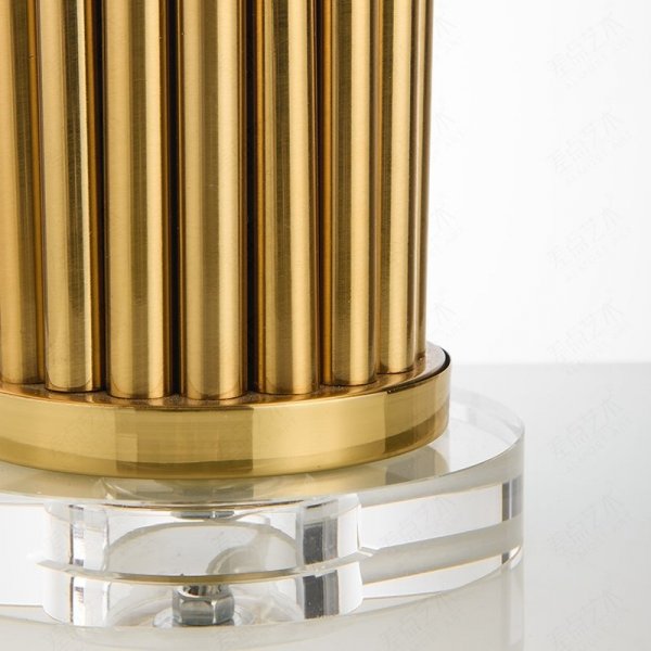 Lampa stołowa z designerskim wykończeniem Kumiko kryształowo metalowa