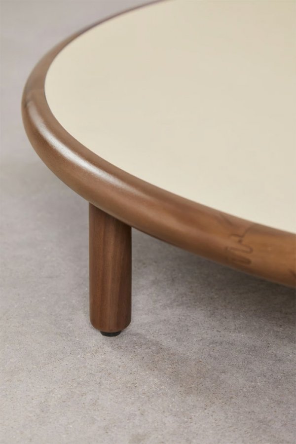 Zestaw wypoczynkowy Olivia z 2 fotelami i 2 stolikami kawowymi z drewna akacjowego w aranżacji salonu SKLUM