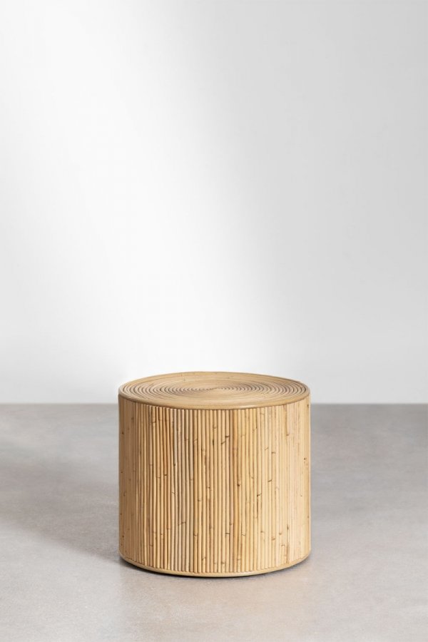 okrągły stolik boczny gudaf Ø40 cm z naturalnego rattanu w stylu boho i skandynawskim marki sklum