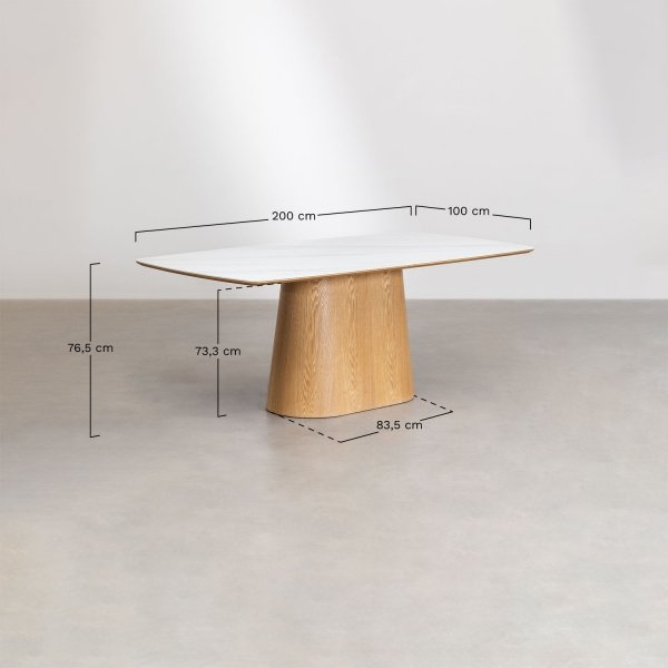 Zestaw stołowy Aura z okleiną ceramiczną (200x100 cm) i ośmioma krzesłami Mireita z podłokietnikami z drewna dębowego, idealny do eleganckiej jadalni
