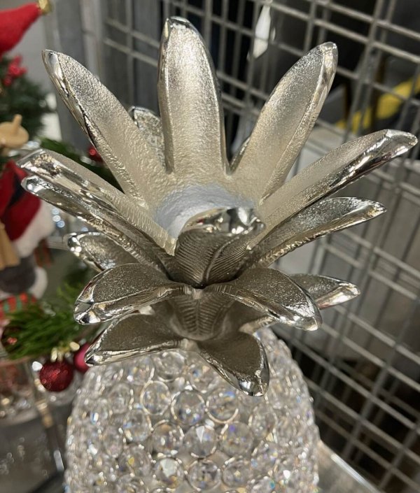 Dekoracyjna figurka srebrnego ananasa z kryształkami - Wytworna ozdoba dla salonu pełnego elegancji