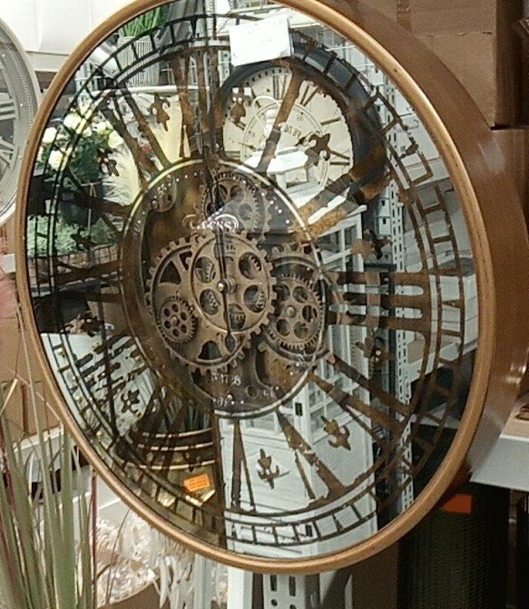 Ścienny zegar w stylu nowoczesnym do salonu loft z widocznym mechanizmem cyfry rzymskie