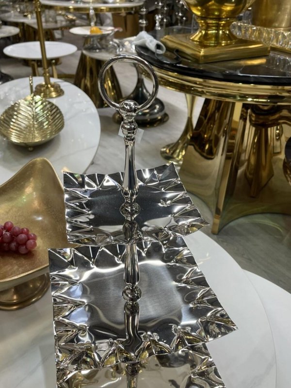 Elegancka metalowa patera 3-piętrowa na ciasto z uchwytem - kolor srebrny