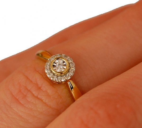 Pierścionek R.9 diamenty 17/0.07ct złoto 585 
