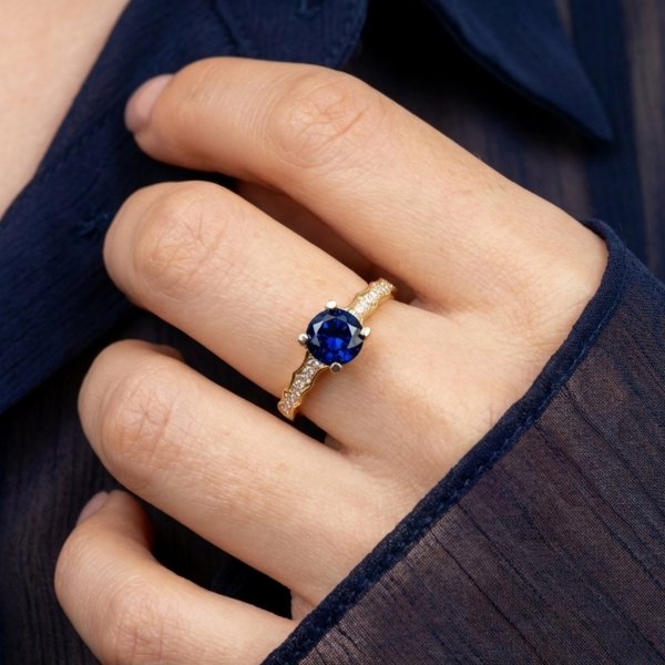 Pierścionek z kamieniami, centralny kamień kolor szafirowy R.15 złoto 585 