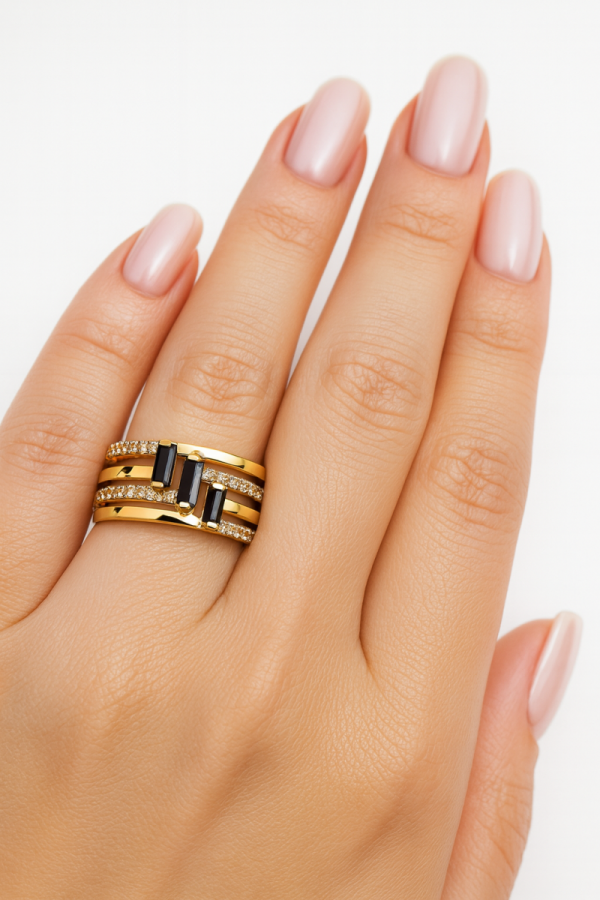 Pierścionek z czarnymi kamieniami wykonany ze złota próby 585