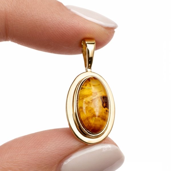 Wisior w klasycznej oprawie  z naturalnym bursztynem złoto 585 