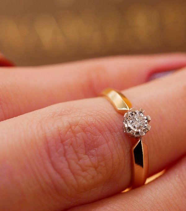 Pierścionek R.10/11 diamenty 1/0.06ct złoto 585 