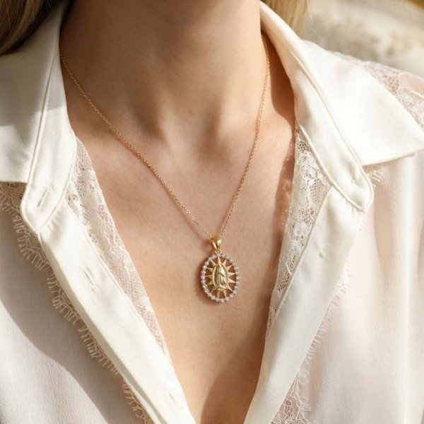 Medalik owalny z wizerunkiem i kamieniami złoto 585 