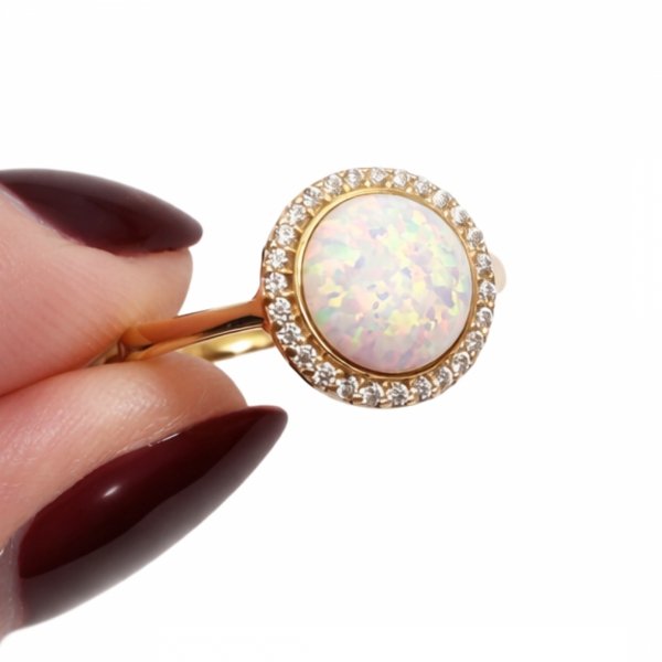 Pierścionek opal otoczony białymi kamieniami złoto 585 