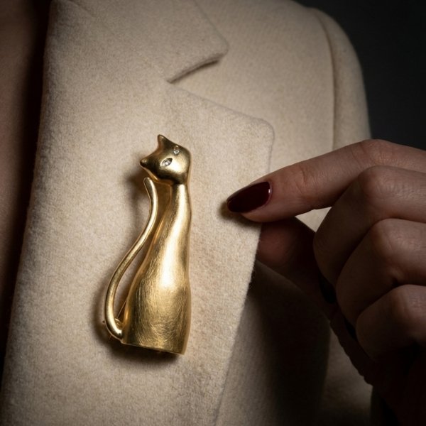 Broszka pozłacana kot białe kamienie art srebro 925 