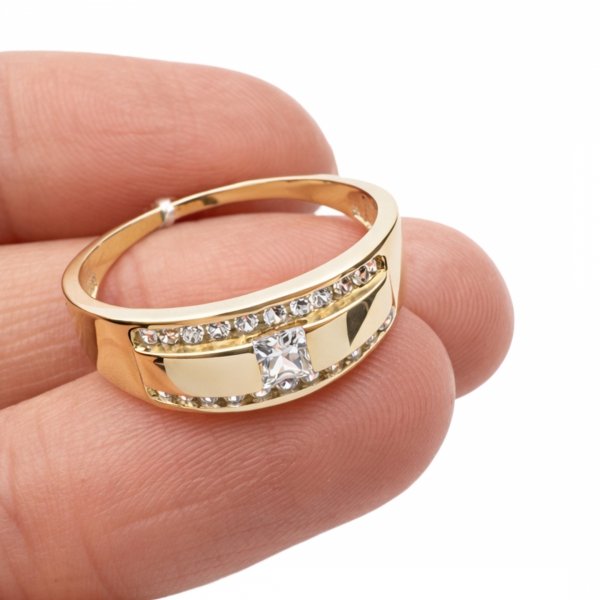 Pierścionek z gładką obrączką i kamieniami złoto 375