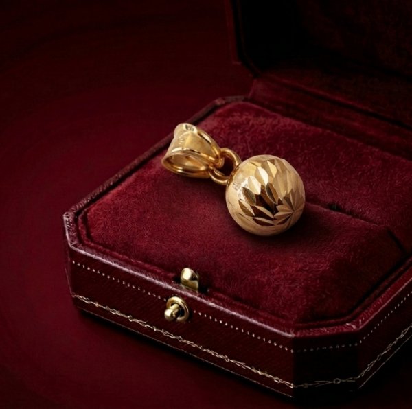 Wisior diamentowana kula  złoto 585