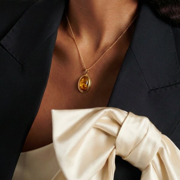 Wisior w klasycznej oprawie  z naturalnym bursztynem złoto 585 