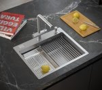 Quadron BURT 100 Workstation SteelQ zlewozmywak 1-komorowy b/o stal szlachetna 580*485 mm + syfon push to open + dozownik stal szcz. + wkładka ociekowa+ Qmata + deska drewniana + nakładka MF5850BS