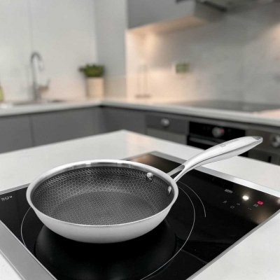 PATELNIA STALOWA 28cm Z POWŁOKĄ PLASTER MIODU 5552