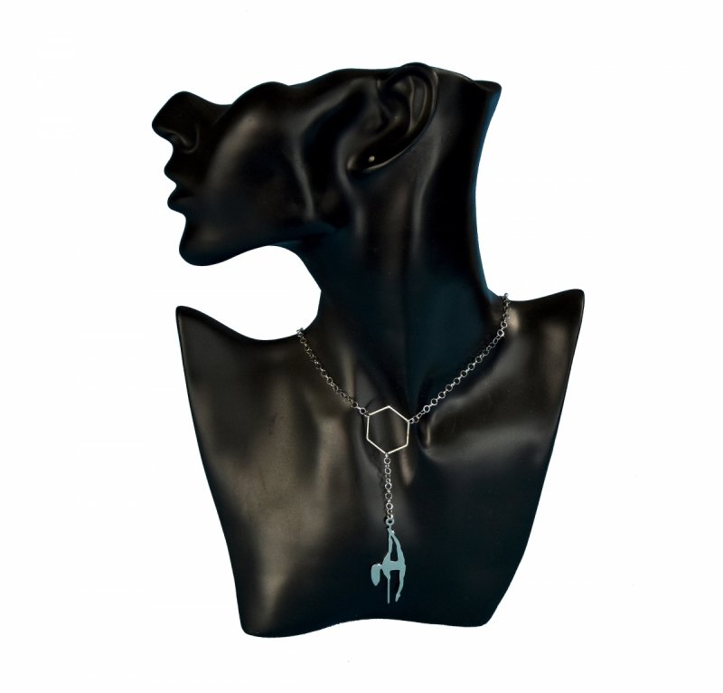 Naszyjnik ze stali nierdzewnej z motywem pole dance — minimalistyczna biżuteria dla tancerki. Idealny prezent dla miłośniczki tańca na rurze