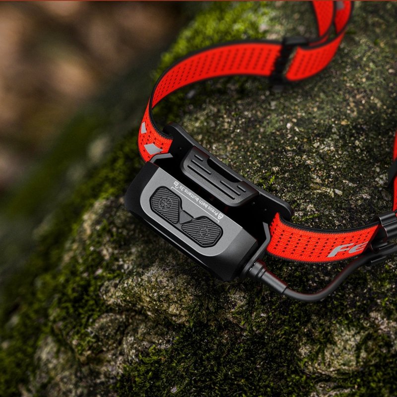 Latarka czołowa Fenix HP12R-T czerwona