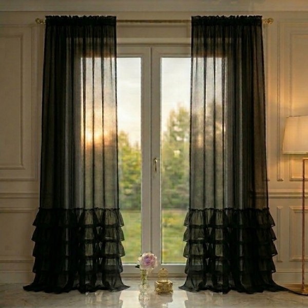 Firana na tle dużego okna balkonowego, przez które wpada miękkie, naturalne światło.