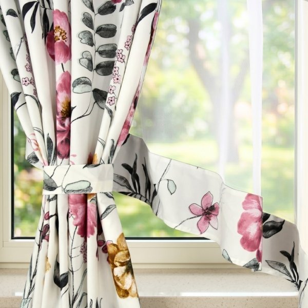 Zbliżenie na sposób upięcia zasłony zestawu Ariel za pomocą dołączonej białej tasiemki, tworzącej ozdobny kokon.