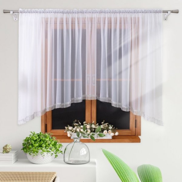 Aranżacja okienna z krótką firaną gotową Lena na oknie w kuchni lub jadalni.