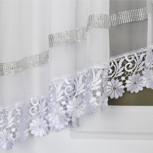 Detal szerokiej 15-centymetrowej gipiury i lśniących cyrkonii w firanie Daisy.