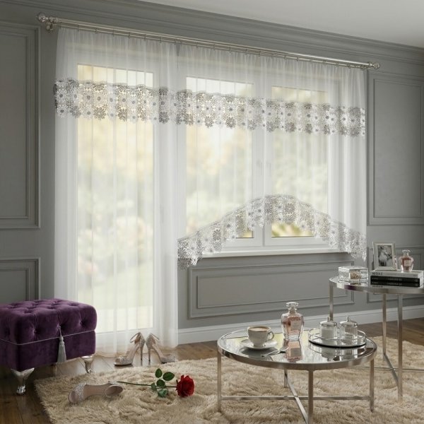 Gotowy komplet balkonowy Megan w eleganckiej aranżacji salonu w stylu glamour z fioletową pufą i srebrnymi stolikami kawowymi.