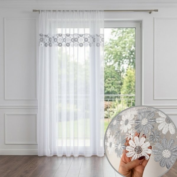 Firana gotowa Megan 200x250 cm z biało-szarą gipiurą 20 cm – widok na oknie z okrągłym detalem koronki.