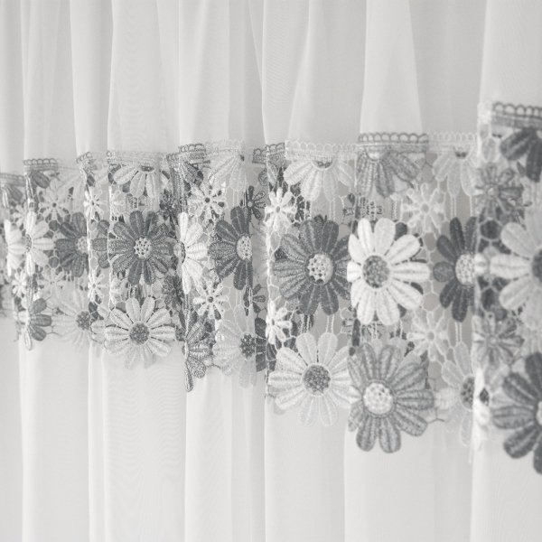 zbliżenie na precycyjne wykończenie firany