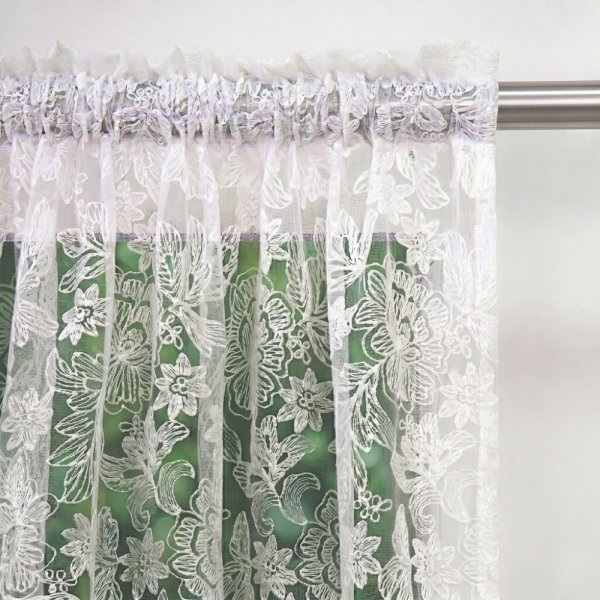 Zbliżenie na wykończenie firany Estella z tunelem, zamontowanej bezpośrednio na metalowym karniszu rurkowym.