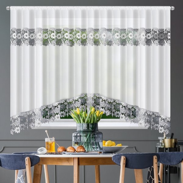 firana zawieszona w jadalni nad stołem