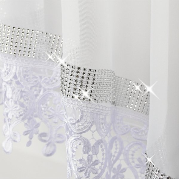 Zbliżenie na połyskujące cyrkonie i gipiurę firany