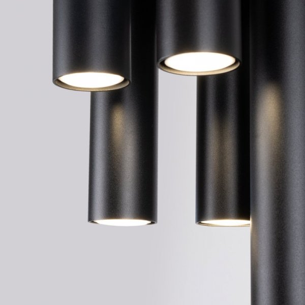 plafon-czarny-sufit-nowoczesny-lampa