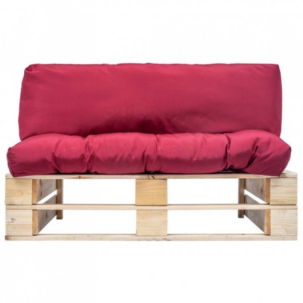 Ogrodowa sofa z palet, z czerwonymi poduszkami, sosna
