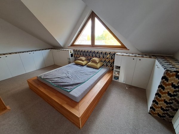 sypialnia-tapicerowane-szafki-przestrzen-oswietlenie