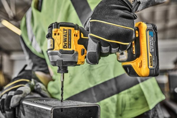 ZESTAW WKRĘTARKA DCD805 + ZAKRĘTARKA DCF850 18V 2*5.0AH (1 SZT)